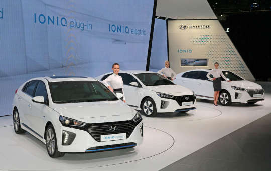 현대차는 하나의 플랫폼에 하이브리드와 플러그인하이브리드(PHEV), 순수전기차 등 각기 다른 3종의 엔진을 보유한 아이오닉 제품군을 2016 제네바 모터쇼에서 공개했다.  현대자동차 제공